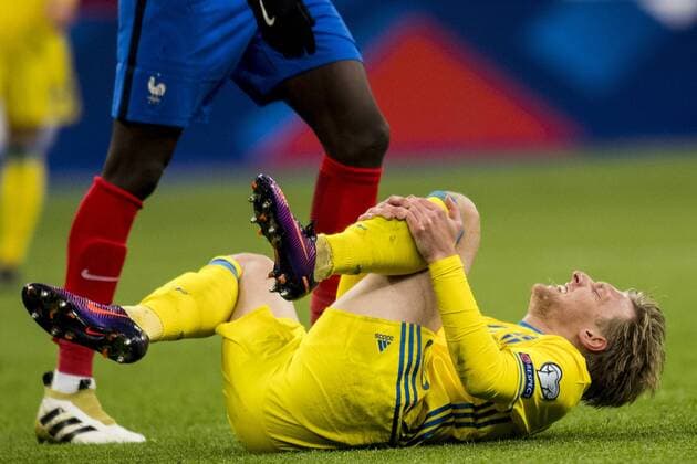161111 Sveriges Emil Forsberg har ont Frankreich - Schweden Nationalteam Länderspiel WM Quali Paris  Copyright: PETTERxARVIDSON BB161111PA243