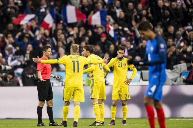 161111 Sveriges John Guidetti, Albin Ekdal och Jimmy Durmaz i samtal med domare Milorad Mazic efter att Frankrikes Dimitri Payet gjort 2-1 i misstänkte offside Frankreich - Schweden Nationalteam Länderspiel WM Quali Paris  Copyright: PETTERxARVIDSON BB161111PA248