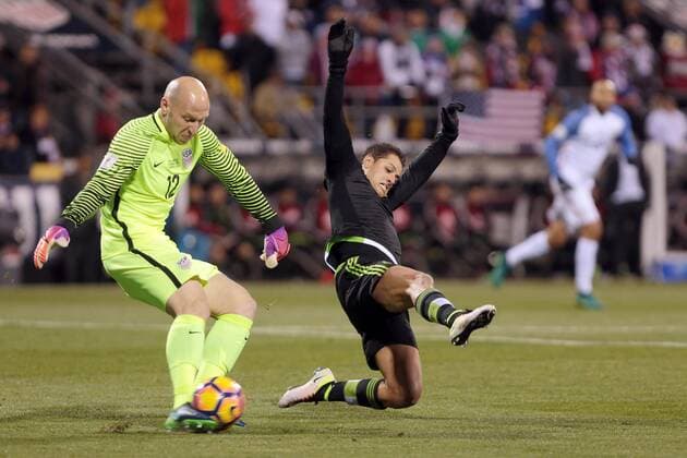 Mexico national team Nationalteam Javier Hernandez (R) attempts to block a kick United States goal keeper Brad Giuzan during the first half of their FIFA World Cup WM Weltmeisterschaft Fussball qualifying game at Mapfre Stadium in Columbus Ohio, USA, 10 November 2016. USA VS MEXICO !ACHTUNG: NUR REDAKTIONELLE NUTZUNG!  ML01 20161112-636145191004111234