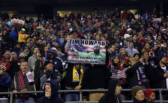 Bilder des Tages - SPORT November 11, 2016 - Columbus, OH, USA - Fans hold signs in support of USA goalkeeper Tim Howard (1) during the first half against Mexico at Crew Stadium in Columbus on Friday, Nov. 11, 2016. Mexico won, 2-1. Mexico at United States - ZUMAm67_ 20161111_zaf_m67_047