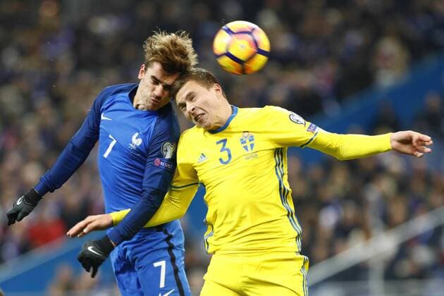 November 11, 2016 - Paris, France - Antoine Griezmann (L) of France in action during the 2018 World Cup group A qualifying football match between France and Sweden at the Stade de France in Saint-Denis, north of Paris, on November 11, 2016. France won 2-1. France v Sweden - FIFA 2018 World Cup Qualifier  - ZUMAn230 20161111_zaa_n230_375