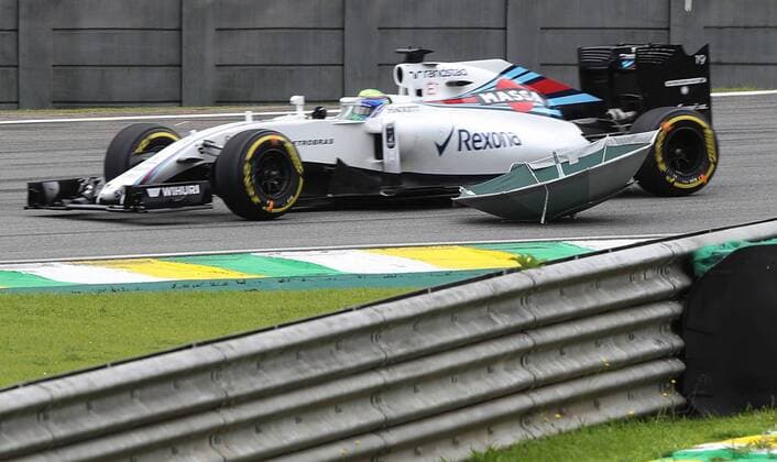 Formel 1, GP Brasilien, Felipe Massa umkurvt einen Schirm auf der Strecke Brazil Grand Prix Formula 1 2016 SÃO PAULO, SP - 12.11.2016: BRAZIL GRAND PRIX FORMULA 1 2016 - Felipe Massa (BRA) Williams Martini Racing goes through umbrella during the third practice session of the Brazil Grand Prix Formula 1 in 2016 held at the Interlagos Circuit on the morning of Friday. (Photo: Rodolfo Buhrer La Imagem Fotoarena) x1229139x  RodolfoxBuhrer