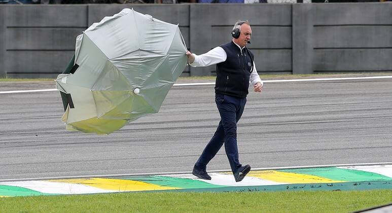 Formel 1, GP Brasilien, Felipe Massa umkurvt einen Schirm auf der Strecke Brazil Grand Prix Formula 1 2016 SÃO PAULO, SP - 12.11.2016: BRAZIL GRAND PRIX FORMULA 1 2016 - TV employee collects umbrella of the middle of the lane during the third practice session of the Brazil Grand Prix Formula 1 in 2016 held at the Interlagos Circuit on the morning of Friday. (Photo: Rodolfo Buhrer La Imagem Fotoarena) x1229141x  RodolfoxBuhrer