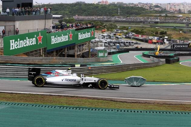 Bilder des Tages - SPORT Formel 1, GP Brasilien, Felipe Massa umkurvt einen Schirm auf der Strecke Brazilian Grand Prix, Sao Paulo 10 - 13 November 2016 12.11.2016 - Free Practice 3, Valtteri Bottas (FIN) Williams FW38 and a umbrella on track. 