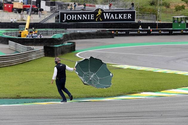 Formel 1, GP Brasilien, Felipe Massa umkurvt einen Schirm auf der Strecke Brazilian Grand Prix, Sao Paulo 10 - 13 November 2016 12.11.2016 - Free Practice 3, A umbrella on track 