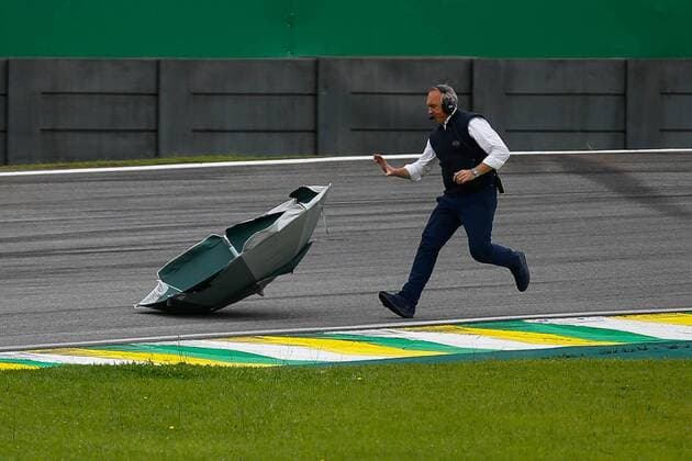 Themen der Woche Bilder des Tages - SPORT Formel 1, GP Brasilien A track official picks up an umbrella that fell on the track, during the third free practice of Brazil s Formula One Grand Prix at Interlagos race track in Sao Paulo, Brazil, 12 November 2016. The GP will be celebrated tomorrow 13 November. Jr. BRAZIL S FORMULA ONE GRAND RPIX !ACHTUNG: NUR REDAKTIONELLE NUTZUNG!  BRA103 20161112-636145679917102784