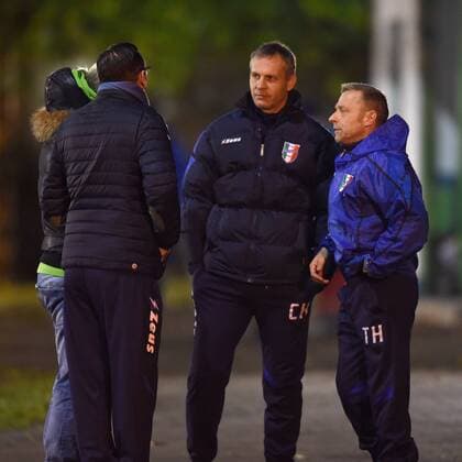 Fussball, Herren, Saison 2016 17, Bezirksliga Berlin, Club Italia 80, Cheftrainer Thomas Häßler (Club Italia 80, re.) nach dem Meeting in der Kabine, in der Mitte Co-Trainer Christoph Höche (Club Italia), 08.11.16,