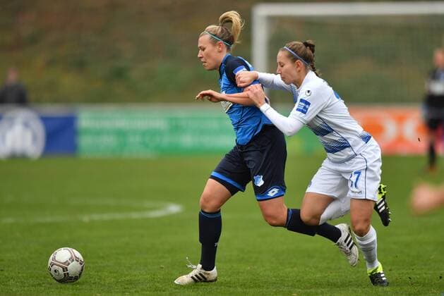 Kristin Demann (TSG 1899 Hoffenheim) (4) wird versucht Yvonne Zielinski (MSV Duisburg) (17) zu halten, Allianz Frauen-Bundesliga : MSV Duisburg - TSG 1899 Hoffenheim, xmkx