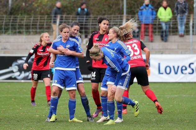 v.li.: Torschützin Nina Burger (Sand, 19), Milena Nikolic (Sand, 13), Diane Caldwell (Sand, 5), Isabelle Meyer (Sand, 23), jubeln über das Tor zum 0:1, Jubel, Torjubel, Torerfolg, celebrate the goal, goal, celebration, Jubel ueber das Tor, optimistisch, Action, Aktion, Fussball, Allianz Frauen-Bundesliga, SC Freiburg - SC Sand, xozx