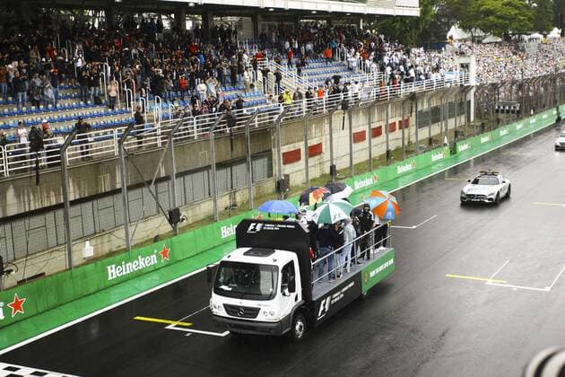 Grande Pr?mio do Brasil de F?rmula 1 2016 SÃO PAULO, SP - 13.11.2016: GRANDE PRÊMIO DO BRASIL DE FÓRMULA 1 2016 - Pictured pilots make the traditional parade to the audience before the start. Brazil Grand Prix Formula 1 in 2016 held this Sunday (13) at the Interlagos Circuit. (Photo: Aloisio Mauricio Fotoarena) x1229455x  AloisioxMauricio