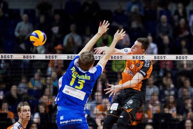 Berlin, Deutschland, 13.11.2016: Volleyball Bundesliga Saison 2016 2017 - Berlin Recycling Volleys - Solingen Volleys. Graham Vigrass (BR Volleys 8) gegen den Block aus Dirk Pietzonka (Solingen 13)
