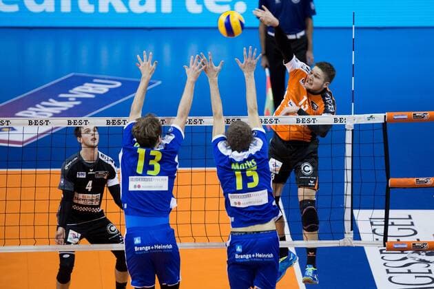 Berlin, Deutschland, 13.11.2016: Volleyball Bundesliga Saison 2016 2017 - Berlin Recycling Volleys - Solingen Volleys. Ruben Schott (BR Volleys 13) gegen den Block aus Dirk Pietzonka (Solingen 13) und Christoph Marks (Solingen 15)
