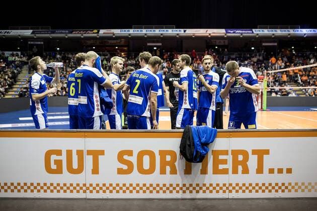 Berlin, Deutschland, 13.11.2016: Volleyball Bundesliga Saison 2016 2017 - Berlin Recycling Volleys - Solingen Volleys. Bundesliga-Aufsteiger Solingen bereitet sich auf die bevorstehende Niederlage gegen die BR Volleys vor.