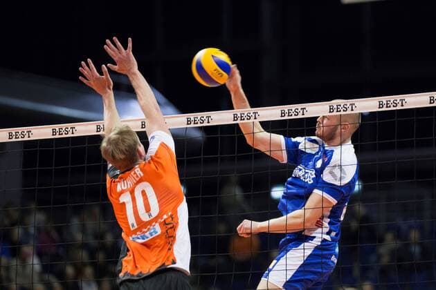Berlin, Deutschland, 13.11.2016: Volleyball Bundesliga Saison 2016 2017 - Berlin Recycling Volleys - Solingen Volleys. Toni Mester (Solingen 7) gegen den Block aus Sebastian Kühner Kuehner (BR Volleys 10)