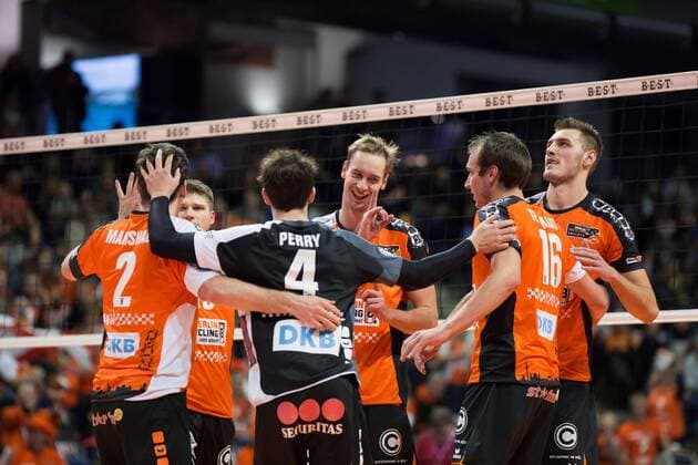 Berlin, Deutschland, 13.11.2016: Volleyball Bundesliga Saison 2016 2017 - Berlin Recycling Volleys - Solingen Volleys. Jubel v.li. Steven Marshall (BR Volleys 2), Ruben Schott (BR Volleys 13), Luke Perry (BR Volleys 4), Sebastian Kühner Kuehner (BR Volleys 10), Wouter ter Maat (BR Volleys 16), Aleksandar Okolic (BR Volleys 1)