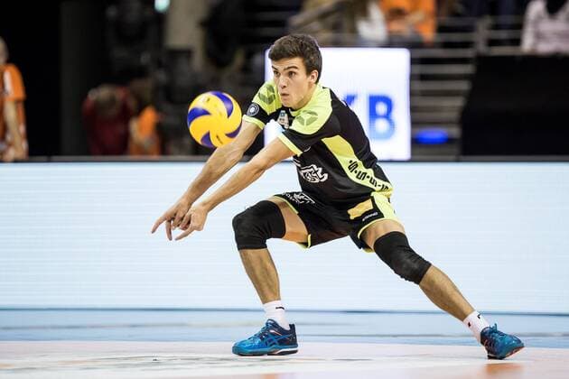 Berlin, Deutschland, 13.11.2016: Volleyball Bundesliga Saison 2016 2017 - Berlin Recycling Volleys - Solingen Volleys. Lennart Bevers (Solingen 10)
