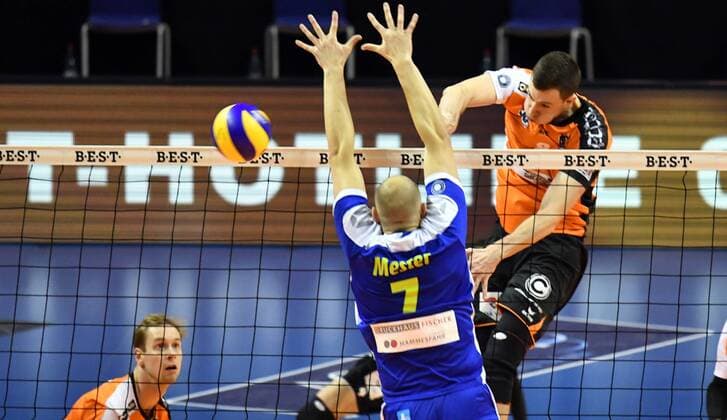 Graham Vigrass (BR Volleys), beim Schmetterball, vorne Mester, Toni (Solingen), BR Volleys Berlin - TSD Solingen Volleys Deutsche Volleyball Liga, Saison 2016 2017, Herren, Männer, Männer, men, Volleyball, Deutschland, Germany, Max-Schmeling-Halle Berlin, 13.11.2016