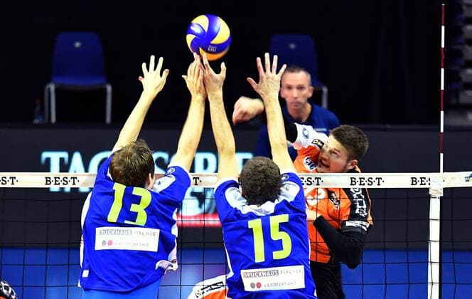 Ruben Schott (BR Volleys), beim Schmetterball, vorne Pietzonka, Dirk und Marks, Christoph (Solingen), BR Volleys Berlin - TSD Solingen Volleys Deutsche Volleyball Liga, Saison 2016 2017, Herren, Männer, Männer, men, Volleyball, Deutschland, Germany, Max-Schmeling-Halle Berlin, 13.11.2016