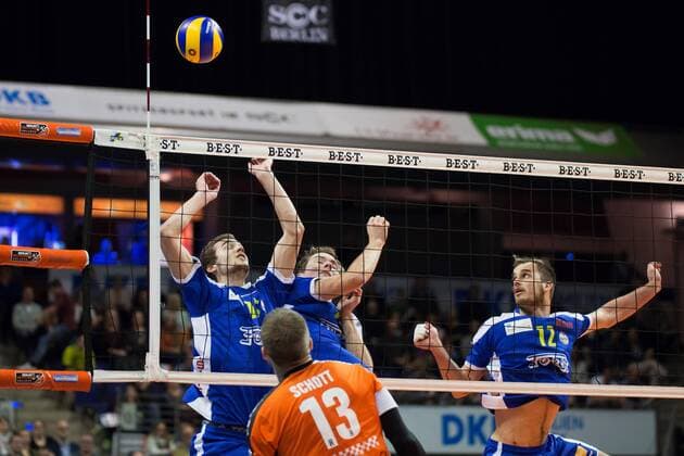 Berlin, Deutschland, 13.11.2016: Volleyball Bundesliga Saison 2016 2017 - Berlin Recycling Volleys - Solingen Volleys. Ruben Schott (BR Volleys 13) gegen den Block aus Christoph Marks (Solingen 15), Christian Gosmann (Solingen 6), Ziga Zupanc (Solingen 12)