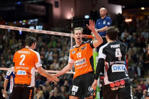 Berlin, Deutschland, 13.11.2016: Volleyball Bundesliga Saison 2016 2017 - Berlin Recycling Volleys - Solingen Volleys. Steven Marshall (BR Volleys 2), Sebastian Kühner Kuehner (BR Volleys 10), Luke Perry (BR Volleys 4)