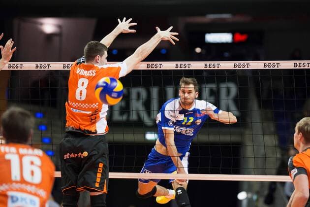 Berlin, Deutschland, 13.11.2016: Volleyball Bundesliga Saison 2016 2017 - Berlin Recycling Volleys - Solingen Volleys. Ziga Zupanc (Solingen 12) gegen den Block aus Graham Vigrass (BR Volleys 8)