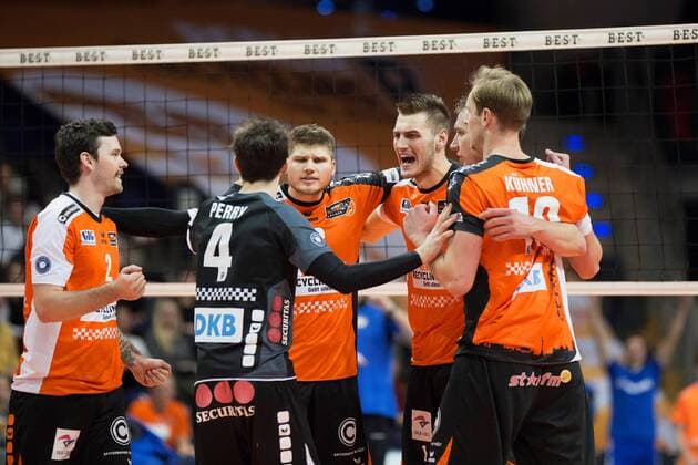 Berlin, Deutschland, 13.11.2016: Volleyball Bundesliga Saison 2016 2017 - Berlin Recycling Volleys - Solingen Volleys. Jubel Steven Marshall (BR Volleys 2), Luke Perry (BR Volleys 4), Ruben Schott (BR Volleys 13) Aleksandar Okolic (BR Volleys 1), Wouter ter Maat (BR Volleys 16), Sebastian Kühner Kuehner (BR Volleys 10)