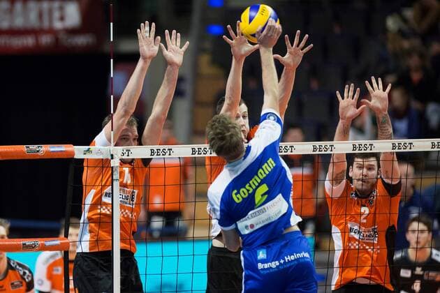 Berlin, Deutschland, 13.11.2016: Volleyball Bundesliga Saison 2016 2017 - Berlin Recycling Volleys - Solingen Volleys. Christian Gosmann (Solingen 6) gegen den Block aus Wouter ter Maat (BR Volleys 16), Graham Vigrass (BR Volleys 8), Steven Marshall (BR Volleys 2)