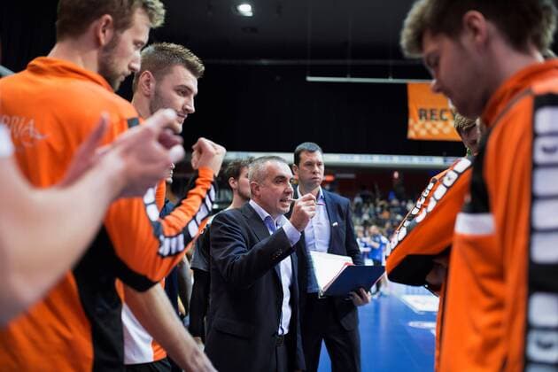 Berlin, Deutschland, 13.11.2016: Volleyball Bundesliga Saison 2016 2017 - Berlin Recycling Volleys - Solingen Volleys. Trainer Roberto Serniotti (BR Volleys)