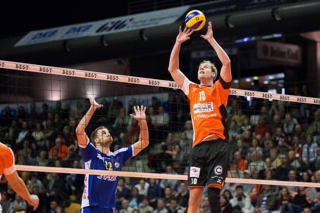 Berlin, Deutschland, 13.11.2016: Volleyball Bundesliga Saison 2016 2017 - Berlin Recycling Volleys - Solingen Volleys. Sebastian Kühner Kuehner (BR Volleys 10) und Ziga Zupanc (Solingen 12)
