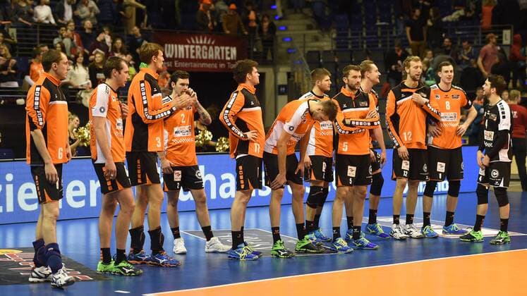 Volleyball, Herren, Saison 2016 17, 1. Bundesliga, 4. Spieltag, BR Volleys - TSG Solingen Volleys, Jubel nach dem Abpfiff bei den BR Volleys, 13.11.16,
