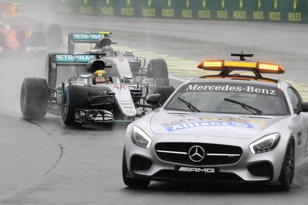 British driver Lewis Hamilton (L) from Mercedes competes during Brazil s Formula One Grand Prix at Interlagos race track in Sao Paulo, Brazil, 13 November 2016. BRAZIL S FORMULA ONE GRAND PRIX !ACHTUNG: NUR REDAKTIONELLE NUTZUNG!  SAO001 20161113-636146572230809131