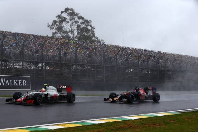 Brazilian Grand Prix, Sao Paulo 10 - 13 November 2016 13.11.2016 - Race, Esteban Gutierrez (MEX) Haas F1 Team VF-16 and Daniil Kvyat (RUS) Scuderia Toro Rosso STR11 