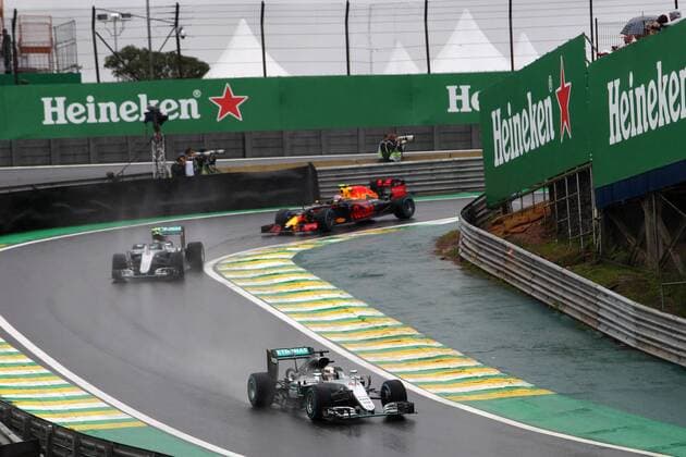 Brazilian Grand Prix, Sao Paulo 10 - 13 November 2016 13.11.2016 - Race, Lewis Hamilton (GBR) Mercedes AMG F1 W07 Hybrid leads Nico Rosberg (GER) Mercedes AMG F1 W07 Hybrid 
