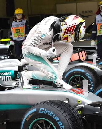 Lewis Hamilton (Mercedes AMG Petronas Formula One Team) bejubelt seinen Sieg auf seinem Auto, Grosser Preis von Brasilien 2016, Motorsport, Formel 1, 13.11.2016, Interlagos Copyright: xAndre Eibner-Pressefotox EP_JAE