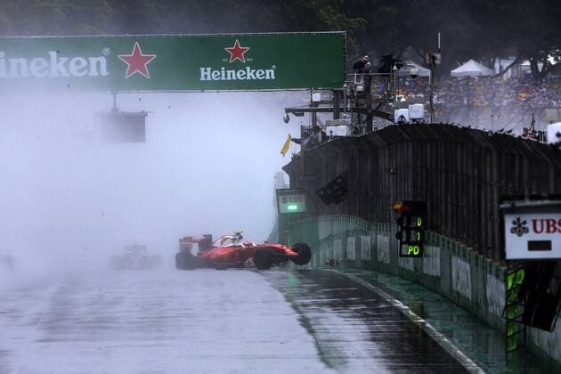 Formel 1, GP von Brasilien - Crash Kimi Räikkönen Brazilian Grand Prix, Sao Paulo 10 - 13 November 2016 13.11.2016 - Race, Crash, Kimi Raikkonen (FIN) Scuderia Ferrari SF16-H 