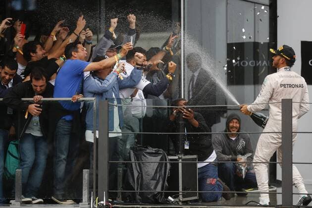 British driver Lewis Hamilton from Mercedes celebrates his victory at Brazil s Formula One Grand Prix at Interlagos race track in Sao Paulo, Brazil, 13 November 2016. BRAZIL S FORMULA ONE GRAND PRIX !ACHTUNG: NUR REDAKTIONELLE NUTZUNG!  SAO001 20161113-636146701579291335