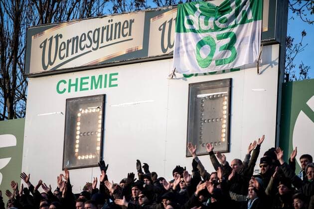 13. November 2016: Leipzig, Alfred Kunze Sportpark: Fußball Sachsenpokal Viertelfinale, BSG Chemie Leipzig - 1. FC Lokomotive Leipzig: Fans von Chemie Leipzig applaudieren der Mannschaft nach der Niederlage.