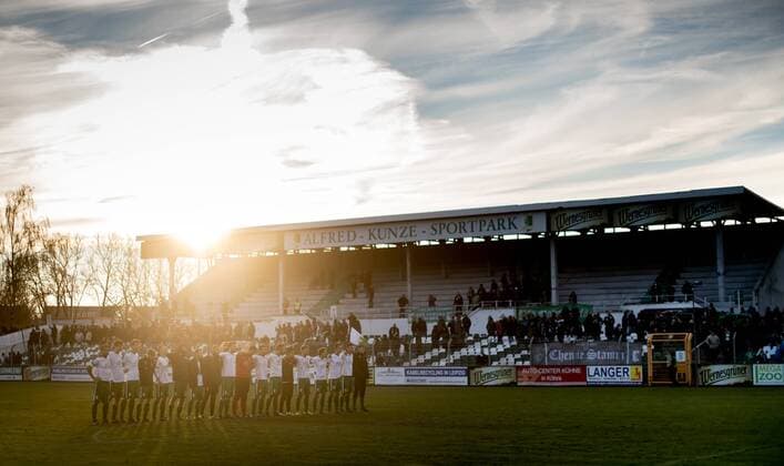 13. November 2016: Leipzig, Alfred Kunze Sportpark: Fußball Sachsenpokal Viertelfinale, BSG Chemie Leipzig - 1. FC Lokomotive Leipzig: Chemies Spieler stehen nach dem Spiel vor den Fans.