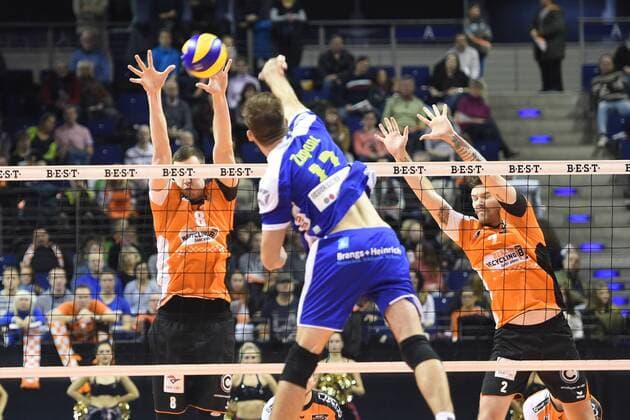 Volleyball, Herren, Saison 2016 17, 1. Bundesliga, 4. Spieltag, BR Volleys - TSG Solingen Volleys, Graham Vigrass (Nr. 8, Berlin Recycling Volleys), Ziga Zupanc (Nr. 12, TSG Solingen Volleys), Steven Marshall (Nr. 2, Berlin Recycling Volleys), 13.11.16,