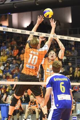 Volleyball, Herren, Saison 2016 17, 1. Bundesliga, 4. Spieltag, BR Volleys - TSG Solingen Volleys, Sebastian Kühner (Nr. 10, Berlin Recycling Volleys), Graham Vigrass (Nr. 8, Berlin Recycling Volleys), Christian Gosmann (Nr. 6, TSG Solingen Volleys), 13.11.16,