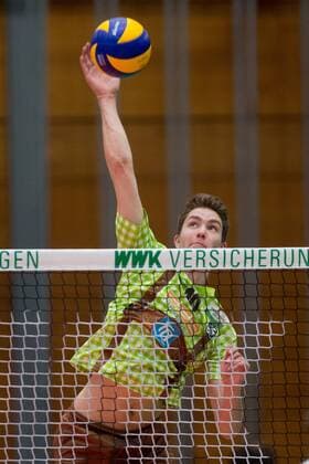 Angriff Tom STROHBACH ( 10, HER). Volleyball, TSV Herrsching (HER) - United Volleys Rhein-Main (RHM), Bundesliga, 5.Spieltag, Saison 2016 2017, am 13.11.2016 in Herrsching N I K O L A U S H A L L E Deutschland. x_5D39452x