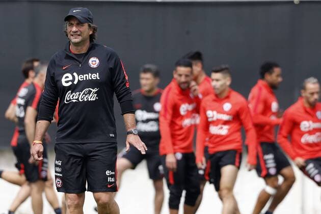 Football, Chilean national team Nationalteam training session. Chile s manager Juan Antonio Pizzi is pictured during the morning training session at the Juan Pinto Duran center in Santiago, Chile. 13 11 2016 Entrenamiento de la seleccion chilena, 13 11 2016 