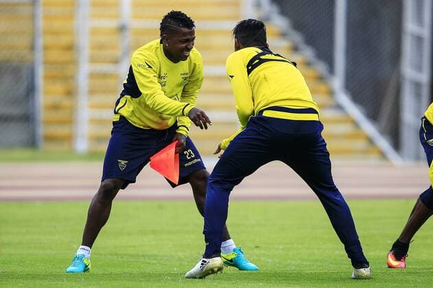 Fußball, Nationalteam Ecuador Training Ecuador s players Miller Bolano (L) and Fidel Martinez participate at a training session prior to their FIFA 2018 World Cup Russia Qualifiers match against Venezuela tomorrow, in Quito, Ecuador, 14 November 2016. EFE Jose Jacome ECUADOR S TRAINING SESSION IN QUITO !ACHTUNG: NUR REDAKTIONELLE NUTZUNG!  QUI001 20161114-636147474796865327