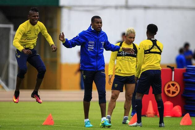 Fußball, Nationalteam Ecuador Training Ecuador s players Luis Caicedo (L), Fricson Erazo (2L), Mario Pineida (2R) and Jefferson Orejuela (R) participate at a training session prior to their FIFA 2018 World Cup Russia Qualifiers match against Venezuela tomorrow, in Quito, Ecuador, 14 November 2016. EFE Jose Jacome ECUADOR S TRAINING SESSION IN QUITO !ACHTUNG: NUR REDAKTIONELLE NUTZUNG!  QUI001 20161114-636147475451601524