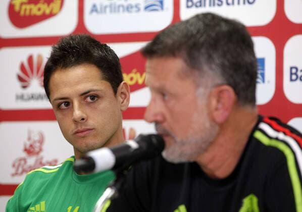 Fußball, WM Quali, Mexiko - PK und Training Mexico s coach Juan Carlos Osorio (R) and player Javier Chicharito Hernandez (L) deliver a press conference PK Pressekonferenz in Panama City, Panama, 14 November 2016. Mexico will face Panama for the FIFA 2018 World Cup Russia Qualifiers, EFE Alejandro Bolivar MEXICO S PRESS CONFERENCE IN PANAMA !ACHTUNG: NUR REDAKTIONELLE NUTZUNG!  PAN001 20161115-636147673220954898