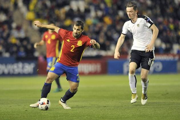 Fußball, U21 EM Quali, Spanien - Österreich Spanish National U-21 team defender Jonny Castro (L) fights for the ball with an Austrian player (R) during thier second leg match of the qualifiying match for the U-21 s Eurocup played at Carlos Berlmonte stadium in Albacete, Spain on 15 November 2016. SPAIN VS AUSTRIA !ACHTUNG: NUR REDAKTIONELLE NUTZUNG!  20161115-636148357537415371