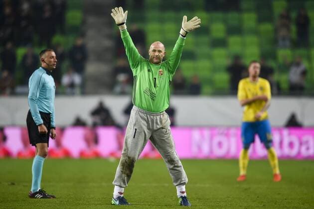 Themen der Woche - SPORT Bilder des Tages - SPORT Fußball, Ungarn - Schweden, Gabor Kiraly verabschiedet sich 161115 Ungerns malvakt Gabor Kiraly gör sin sista landskamp och tackas av - Nationalteam Fussball - Ungarn - Schweden -15 november 2016 in Budapest.  Copyright: DanielxStillerx xBILDBYR?N BB161115DS018