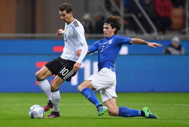 Fussball International Testspiel in Mailand Italien - Deutschland 15.11.2016 Leon Goretzka (li, Deutschland) gegen Alessio Romagnoli (re, Italien) 