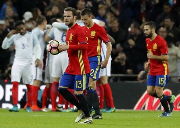 Spain s Juan Mata holds the ball after scoring the first goal against England during an International Friendly Länderspiel soccer match at Wembley Stadium in London, Britain, 15 November 2016. England v Spain !ACHTUNG: NUR REDAKTIONELLE NUTZUNG!  GRA489 20161115-636148429517740712