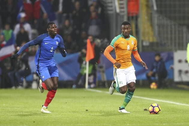 Paul Pogba (France) vs Salomon Kalou (Elfenbeinküste) Fußball : Nationalteam - Frankreich vs Elfenbeinküste - Testspiel - - 15 11 2016 GwendolineLeGoff Panoramic 